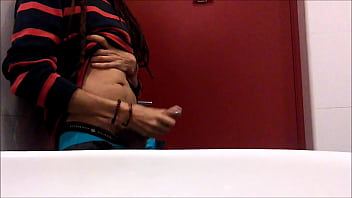 Paja Rápida Y Corrida En Baño Público