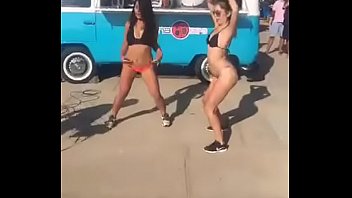 Pendejas Moviendo Las Nachas