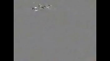 Automóvil Se Coge A Medio Centro Comercial Con Música De Mario Kart Wii De Fondo.