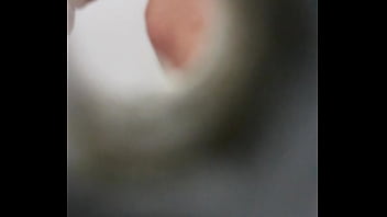 Novinho Na Punheta - gay, punheta, dotado, novinho, flagrantes, banheiro-gay - Video 2885968