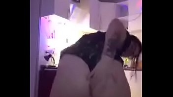 Two Girls Fooling Around In Front Of Over 1k Visitors On Perisopce