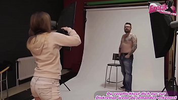 Fotografin Verführt Männliches Model Beim Shooting