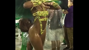 Cantora Iza Desfilando No Carnaval 2