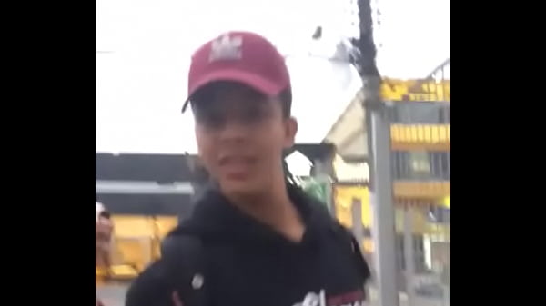 _novinho Safado Se Exibindo Na Porta Da Escola_