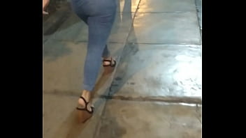 Peruana Culona Caminando En Jeans
