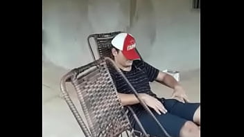 Loirinho Da Queijada Em Caminhoneiro Sonolento As 15 Da Tarde, Durante Um Apocalipse Zumbi Enquanto Estavam Isolados Ao Início Das Tentativas De Quarentena Em Chácara Amaldiçoada E Fantasmagórica.