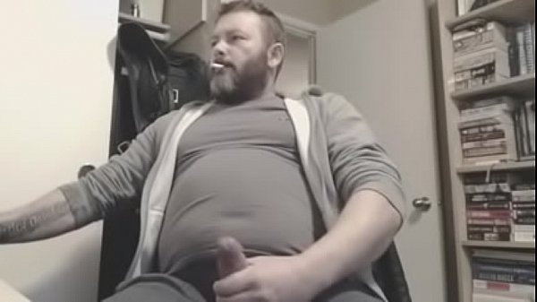 Urso Batendo Uma Enquanto Fuma