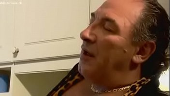 Roberto Malone Comendo Na Cozinha