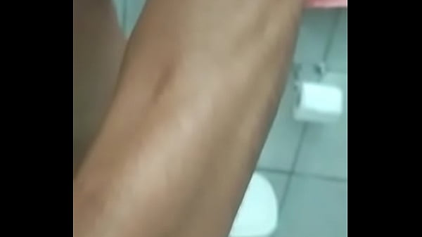 Dotado Batendo Punheta No Banheiro