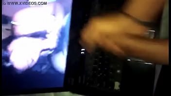 Estirandomela Un Poco