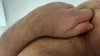 Urso Brincando Com O Consolo Socado No Rabo Peludo