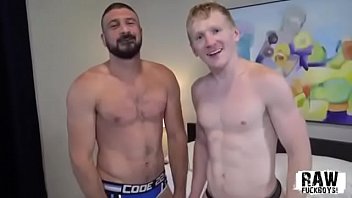 Barbudo Comendo Novinho Loirinho