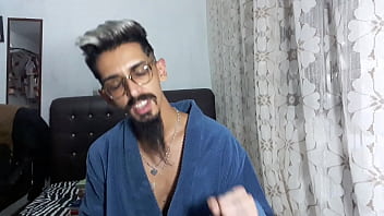 Jovem Professor Pede Mais E Toma Leite Quente