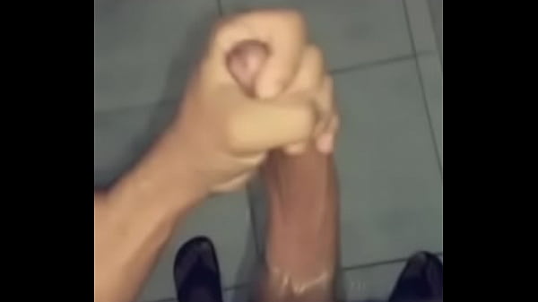 Batendo Punheta E Gozando No Banho