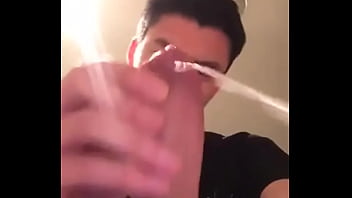 Né ra kh_ng lại dính vào mặt