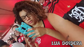 Novinha Flamenguista Lua Doidera Mostrando A Buceta No Meio Da Torcida Do Flamengo No Maracana - Casaldoidera