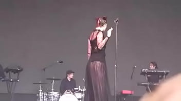 Who Is This Thicc White Girl Singer Artist On Stage?