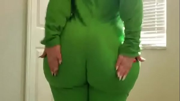 جسمها Curvy جامد اوي وطيازها كبيره وبزازها كبيره