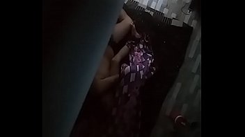 Bú cho bạn cùng phòng