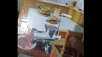 Alguém Já Pensou Em Fazer Sexo Com Moedor De Carne? E Ir Girando Até Seu P_nis Estar Todo Lá Dentro?