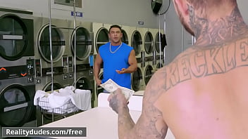 (draven Navarro, Brian Michaels) - Dudes In Public 32 - Laundromat - Reality Dudes