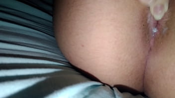 Dedando O Cuzinho Virgem Lubrificado Com Condicionador