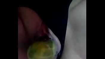 Mirá A Esta Hermosa Puta Como Goza Metiendose Un Pepino Por La Concha.