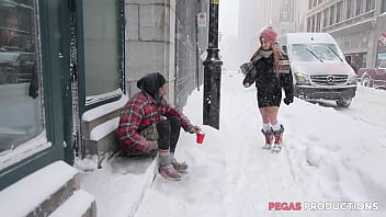 Pegas Productions - Kate Brixxton Baise Un Clochard