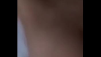 小伙子带女友开房操逼，还叫朋友在旁边拍视频