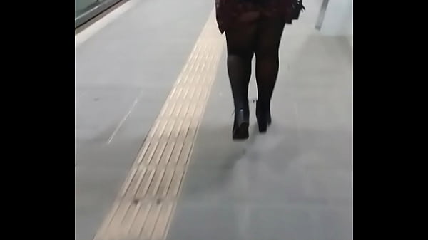 Sele Sube El Vestido Y Ensena El Culo En Tanga