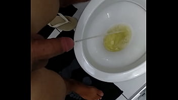 Dando Um Mijão - pissing, pee, piss, soloboy, orinando, mijo, meando, urinal, mijando, mijada, brazilian, boy - Video 2779207
