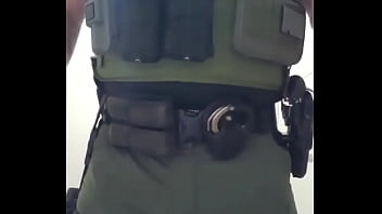 Policial Sacudo Mija E Exibe Seus Dotes