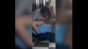 Mi Vecina Le Encanta Jugar Con Mi Pene, Lo Pajea Y Mama Hasta No Poder Más