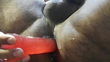 Chico Argentino Probando Juguetes Nuevos