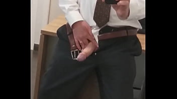 Casado Masturbandose En La Oficina