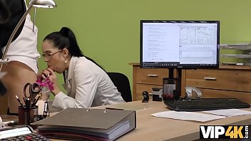 Vip4k. Elis Calda Con Gli Occhiali Dà La Figa Per La Perforazione All_agente Di Prestito