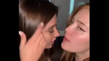 Vazou!! Bella Thorne Parabenizando A Formanda Com Beijo Sensual