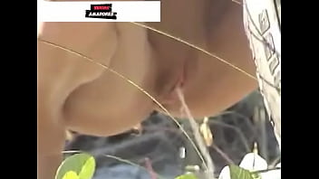 Garota Mijando Escondida Atras Do Carro