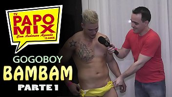 Momento PapoMix - O gostosão Bambam com a sunga amarela estourando durante entrevista - Parte 1 - WhatsApp PapoMix (11) 94779-1519