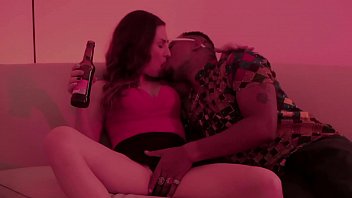 Nego Catra Chupa Buceta De Emme White Em Balada E Recebe Um Boquete Em Seguida