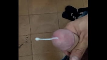 Batendo Uma Punheta Para Minha Amiga