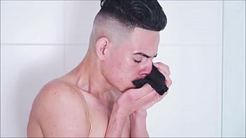 Cheirando Calcinha Da Prima-postiça Novinha