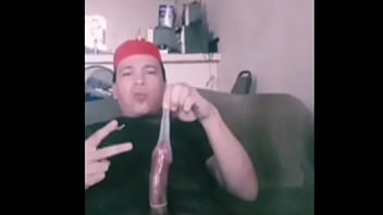 Latino Se Pone Condon En Su Verga