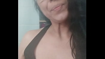 Mujer Meando En El Baño De Su Casa