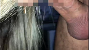 Casada Chupando Um Pau Enorme Enquanto Segura O Pau Do Marido.