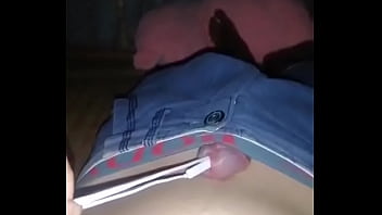 Novinho Enfia Fone De Ouvido Na Rola