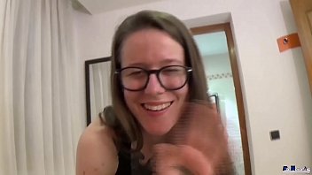 Peque_a Jovencita Americana Amateur Muy Caliente Se Traga La Leche