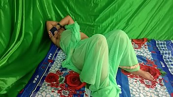 पडोस की आंटी सोई थी / उसके चुत मे लंड डाला तो ओ उठ गई ओर चिलाई आ बोलके