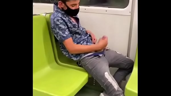Máscarado Batendo Punheta No Metro