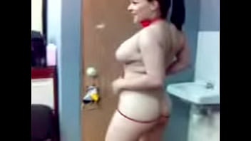 Jovencita De 19 Años Muestra Las Tetas Por Apuesta